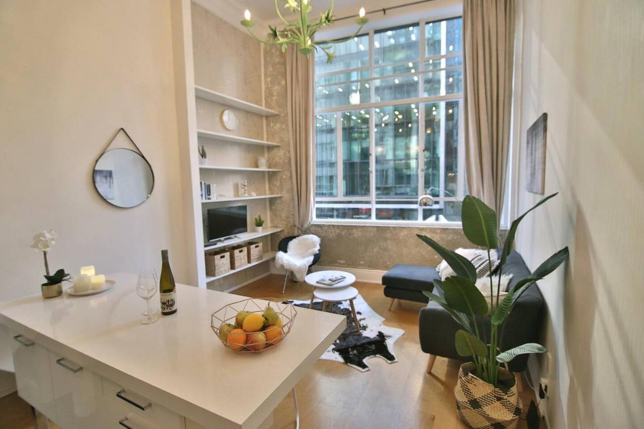 Stylish Unique Loft Superb Location On Queen St Apartment