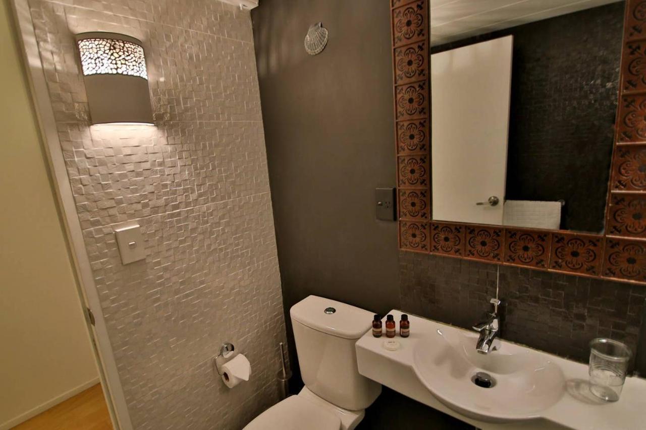 Stylish Unique Loft Superb Location On Queen St Apartment